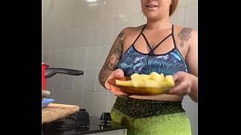 Preview 4 of Hongs Sexvideo - CASADA GRAVA VIDEOS COZINHANDO NA INTERNET MAS NA VERDADE ELA SO QUER MOSTRAR A BUCETA