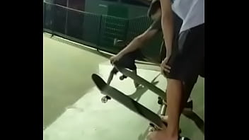 Preview 1 of Lezpiyan Girls - Jovem enfia skate todo no cu,  e relata ter hemorroida dps disso