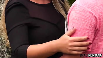 Preview 1 of Lesbian Licking Pussy Close Up - Lilith Scarlett,  de vestido e sem calcinha,  surpreende Jack Kallahari e libera o cuzinho pra ele em local p&uacute_blico!