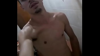 Preview 2 of Cze Hari Dungeon - Batendo uma no banheiro