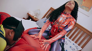 Preview 2 of Girls Under Pics - Wolverine come o cu do Deadpool e homem aranha e ainda engolem o leite