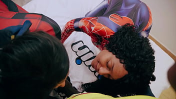 Preview 1 of Girls Under Pics - Wolverine come o cu do Deadpool e homem aranha e ainda engolem o leite