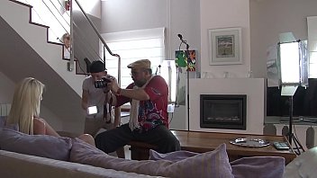 Preview 1 of Spin Bottle Sex Game - Les coulisses d&#039_un film porno