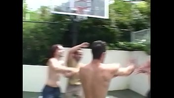 Preview 1 of Arimon De Verga En El Micro - Five basketball players chuck their muck on pretty face and small tits of nasty beauty Brandi Lyons after all their dongs has been sucked