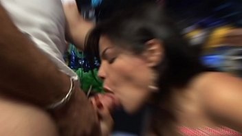 Preview 4 of Malia Melly - Ninfeta novata vai  em uma festa de Carnaval se empolga e acaba liberando o rabinho pela primeira vez