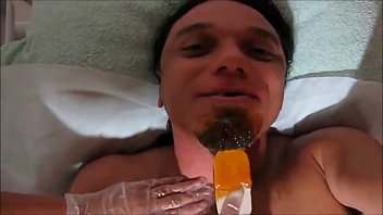 Preview 2 of Jhony Dennis - DEPILANDO A BARBA COM CERA QUENTE PARA GRAVAR PORNO CHUPANDO AS NINFETINHAS NOVINHAS