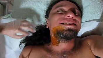 Preview 1 of Jhony Dennis - DEPILANDO A BARBA COM CERA QUENTE PARA GRAVAR PORNO CHUPANDO AS NINFETINHAS NOVINHAS