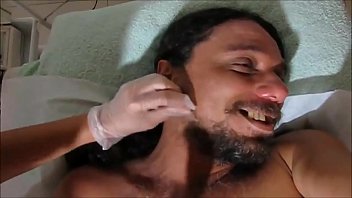 Preview 2 of Stepmom Repax - DEPILANDO O BIGODE COM CERA QUENTE PARA GRAVAR PORNO BEIJANDO AS NINFETINHAS NOVINHAS