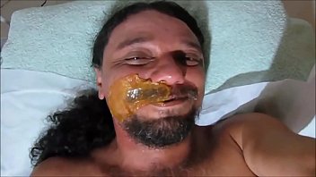 Preview 3 of Stepmom Repax - DEPILANDO O BIGODE COM CERA QUENTE PARA GRAVAR PORNO BEIJANDO AS NINFETINHAS NOVINHAS