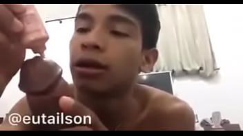 Preview 2 of Mom N Son Nipple Suck - Gay se maquiando com rola