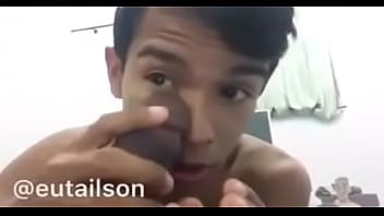 Preview 1 of Mom N Son Nipple Suck - Gay se maquiando com rola