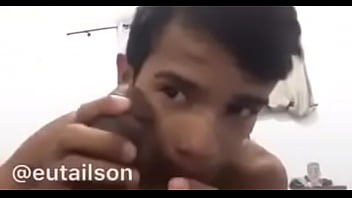 Preview 4 of Mom N Son Nipple Suck - Gay se maquiando com rola