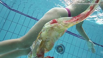 Preview 2 of Chicas Mayones - Krasula Fedorchuk hot underwater show