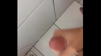 Preview 2 of Videotube Porn Japan Sama Kakek - Batendo punheta no banho