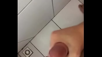 Preview 1 of Videotube Porn Japan Sama Kakek - Batendo punheta no banho