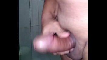 Preview 1 of 2 Lesbians Rape Girl - Punheta no banho