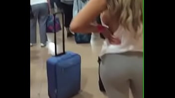 Preview 2 of In Police Station Lesbian - Gisele de Vgsul no aeroporto em S&atilde_o Paulo exibe peitos sem suti&atilde_