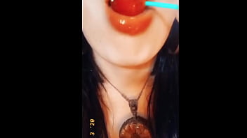 Preview 2 of Desi Maal Com - Iara chupando um pirulito rosado imaginando aquela rola deliciosa