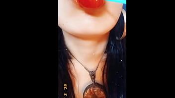 Preview 4 of Desi Maal Com - Iara chupando um pirulito rosado imaginando aquela rola deliciosa