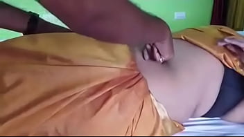 Preview 2 of Sexiest Ebonys - साड़ी में गदराए बदन वाली गोरी चुदक्कड़ प्रतीक्षा भाभी के साथ नाभि का मज़ा लिया और कुतिया बना के गोल गांड़ के मजे लिए प्रतीक्षा भाभी के कामुक कराहनें का आनंद लें