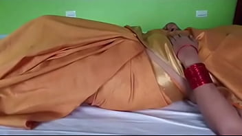 Preview 1 of Sexiest Ebonys - साड़ी में गदराए बदन वाली गोरी चुदक्कड़ प्रतीक्षा भाभी के साथ नाभि का मज़ा लिया और कुतिया बना के गोल गांड़ के मजे लिए प्रतीक्षा भाभी के कामुक कराहनें का आनंद लें