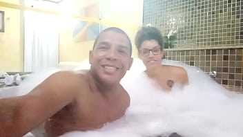 Preview 2 of Free Front Xx - Na banheira com a princesinha do Flamengo lua doidera
