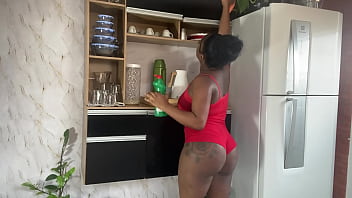 Preview 1 of Vedio Xes - Em plena luz do dia meu marido quer fuder minha buceta enquanto arrumo a casa,  e claro que dei gostoso pra ele na cozinha.