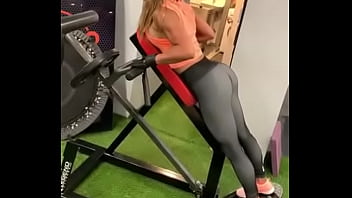 Preview 4 of Desi Vergian - lucila vit en lycra ajustada marcando trasero