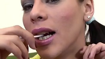 Preview 1 of Son Give Masag To Mom - transexual ofrece boca y culo