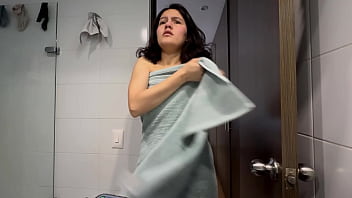 Preview 1 of Tren Threesome - Mientras mi marido hace los huevos,  su hermanastra me ayuda en la ducha.