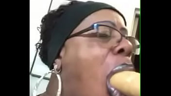 Preview 2 of Xxxxxvbe - Sheela Gags on a toy