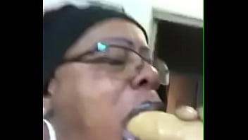 Preview 3 of Xxxxxvbe - Sheela Gags on a toy