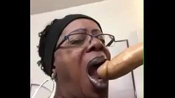 Preview 1 of Xxxxxvbe - Sheela Gags on a toy