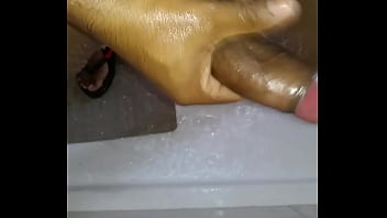 Preview 2 of Ghana Pussy Naked - Pajeandome Rico en el Ba&ntilde_o