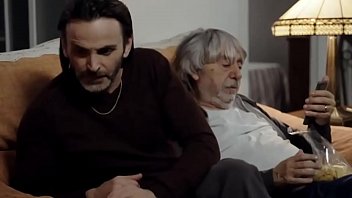 Preview 3 of Mom Family Game - Berta Escobar pidiendo guerra