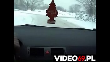 Preview 2 of Fucky Police - Polskie porno - Dziewczyna kt&oacute_ra czekała na autobus robi szybkiego lodzika za kasę