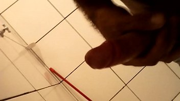 Preview 2 of Valentina Nappi Porno - Batendo punheta no banheiro