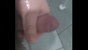 Preview 2 of Anushker Sex - Gabriel batendo uma punheta no banho