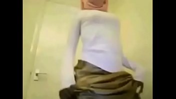 Preview 1 of Xxxexxx - Muslim Taking off her Clothes