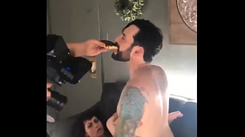 Preview 4 of Pron Video Animalls - FILMANDO UM PORNOZ&Atilde_O E COMENDO UMA BOMBA DE CHOCOLATE GOSTOSA (DEPOIS DANDO NA BOQUINHA DO ATOR PORNO) ELA FICOU MUITO PUTA POR ELE TER SE MELADO TODO E TER GOSTADO KKKKK FODASE