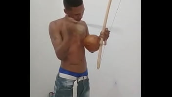 Preview 2 of Mom And Son Xxx Father Coming - Querem tocar meu berimbau? NovinNovinho tocando instrumento de capoeira