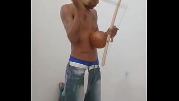 Preview 3 of Mom And Son Xxx Father Coming - Querem tocar meu berimbau? NovinNovinho tocando instrumento de capoeira