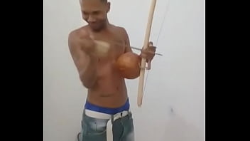 Preview 1 of Mom And Son Xxx Father Coming - Querem tocar meu berimbau? NovinNovinho tocando instrumento de capoeira