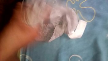 Preview 2 of Son Black Mail Cheating Mom - Paja con el calz&oacute_n de mi cu&ntilde_ada