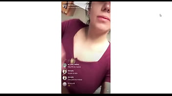 Preview 2 of Usa Schoolxxx Video Sexporn - Puta Muestra Sus Tetas En Live en Instagram