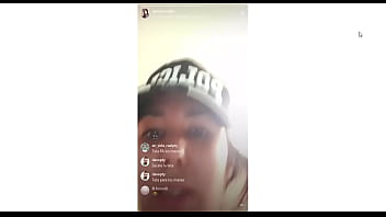 Preview 1 of Usa Schoolxxx Video Sexporn - Puta Muestra Sus Tetas En Live en Instagram