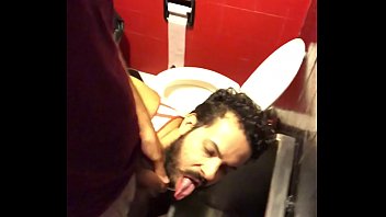 Preview 1 of Hide Pusi Big Cook - Mijando no banheiro