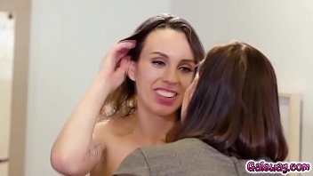 Preview 2 of Garotas Chat Lovecam Brasileiras - Sovereign Syre is delighted by Jades enthusiasm as she goes down on her pussy
