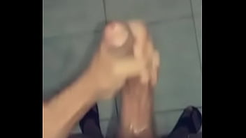 Preview 1 of One Boy Fuck All Family - Batendo punheta e gozando no banho