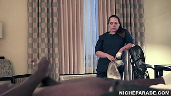 Preview 1 of Colejialas Con Negros - NICHE PARADE - Hotel Maid Watching Me Jerk Off